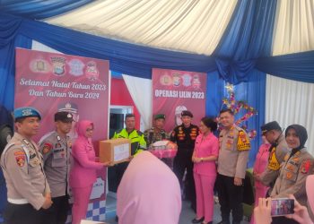 Kunjungi Pos Pengamanan Nataru, Kapolres Gowa di Dampingi Ketua Bhayangkari Cabang Gowa Serahkan Bingkisan