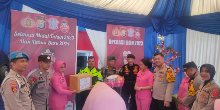 Kunjungi Pos Pengamanan Nataru, Kapolres Gowa di Dampingi Ketua Bhayangkari Cabang Gowa Serahkan Bingkisan