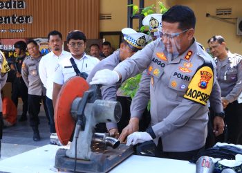 Jelang Akhir Tahun 2023,  Polres Ngawi Musnahkan  176 Knalpot Brong dengan Gerindra