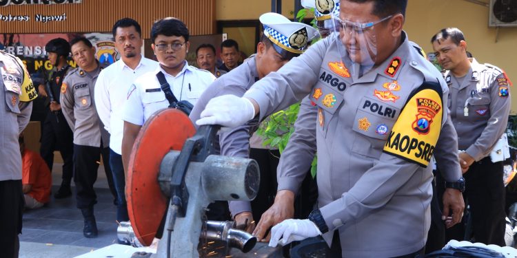 Jelang Akhir Tahun 2023,  Polres Ngawi Musnahkan  176 Knalpot Brong dengan Gerindra