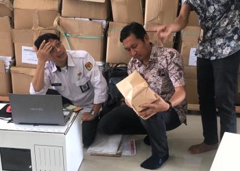 Bawaslu Jeneponto Melakukan Pengawasan Melekat Pada Proses Packing Logistik Pemilu 2024