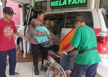 Polres Nganjuk Lakukan Pendampingan atas Pengobatan Lanjutan Mbah Iksan Ke RSUD Nganjuk