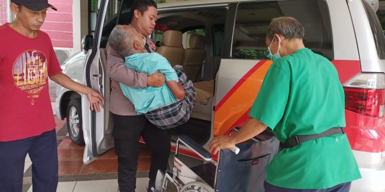 Polres Nganjuk Lakukan Pendampingan atas Pengobatan Lanjutan Mbah Iksan Ke RSUD Nganjuk