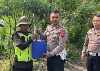 Kabid Humas Polda Jabar : Jumat Berkah, Polisi Bagikan Puluhan Paket Sembako