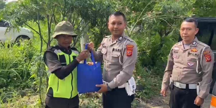 Kabid Humas Polda Jabar : Jumat Berkah, Polisi Bagikan Puluhan Paket Sembako