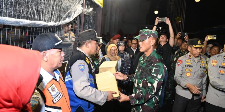 Kapolda Jabar Patroli Bersama Dan Cek  Pengamanan Pergantian Malam Tahun Baru 2024.