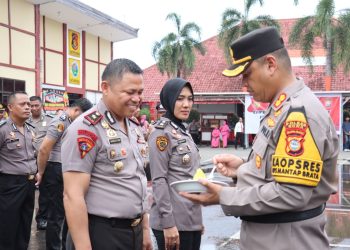 Unik! Personel Polres Gowa Rayakan Kenaikan Pangkat Dengan Push-Up dan Siraman Air