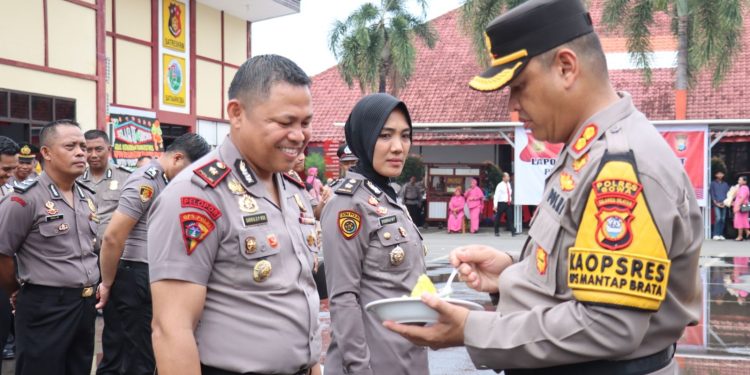 Unik! Personel Polres Gowa Rayakan Kenaikan Pangkat Dengan Push-Up dan Siraman Air
