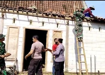 Sinergitas TNI Polri Bantu Atap Rumah Warga yang Roboh