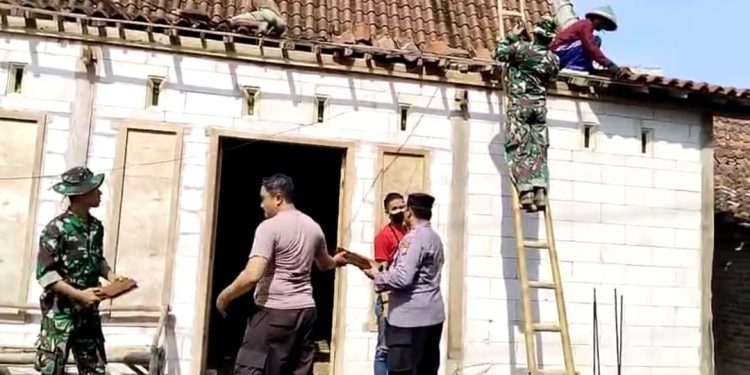 Sinergitas TNI Polri Bantu Atap Rumah Warga yang Roboh