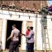 Sinergitas TNI Polri Bantu Atap Rumah Warga yang Roboh