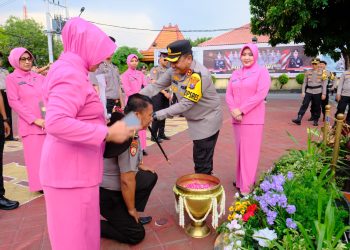 Kapolres Ngawi Pimpin Upacara Laporan Kenaikan Pangkat 61 Anggota