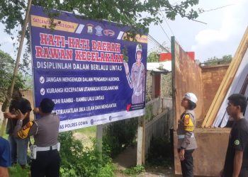 MINIMALISIR LAKA LANTAS, SAT LANTAS POLRES GOWA BOOMINGKAN SPANDUK DI JALAN RAYA