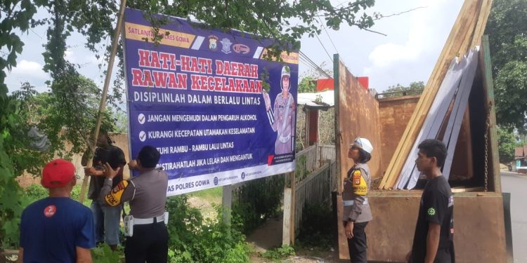 MINIMALISIR LAKA LANTAS, SAT LANTAS POLRES GOWA BOOMINGKAN SPANDUK DI JALAN RAYA