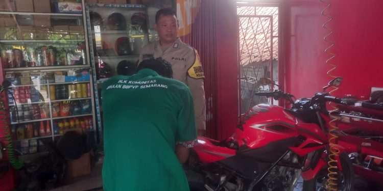 Cegah Penggunaan Knalpot Brong, Anggota Polsek Kota Kendal Sambangi Bengkel