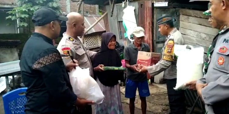Berbagi Kepada Yang Membutuhkan, Polsek Somba Opu Berikan Bansos Kepada Warga Kurang Mampu.