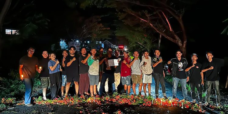 POHON FLAMBOYAN DIPANGKAS DEMI BALIHO CALEG DPR RI , INI ALASAN PEMUDA TAMALATEA JENEPONTO TABUR BUNGA.