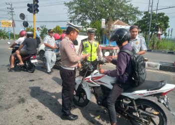 Aksi Simpatik Lantas Ngawi Bagi-bagi Souvenir   Tuai Pujian Pengguna Jalan