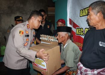 Tengah Malam, Kapolres Gowa Turun Langsung Beri Bantuan Ke Warga Yang Terdampak Banjir