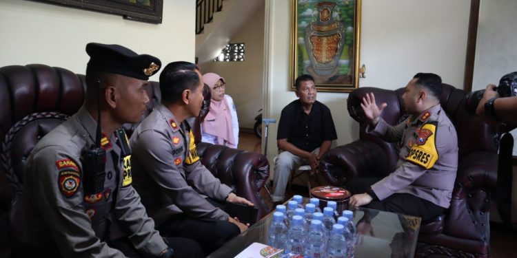 Kapolres Kediri Kota Anjangsana ke Anggota yang Sakit