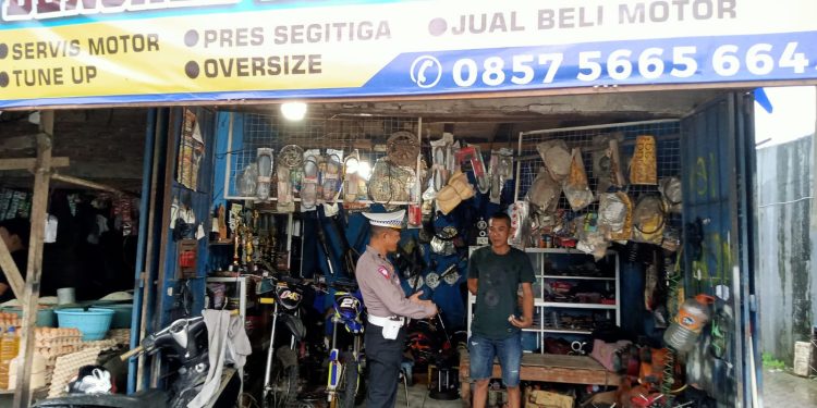 Sosialisasi Larangan Knalpot Brong, KBO Lantas Polres Gowa Kunjungi Toko dan Bengkel Sepeda Motor