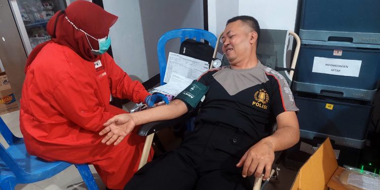 Anggota Polres Nganjuk Ramai-ramai Donorkan Darahnya Bantu Penuhi Stok PMI