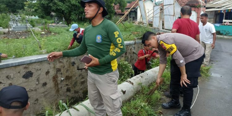 Antisipasi Bencana di Musim Hujan,  Jajaran Polda Jabar Laksanakan Jum,at Bersih.