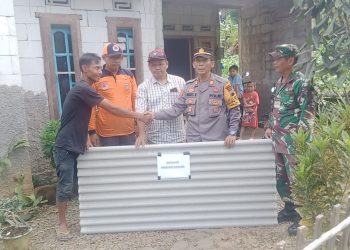 Aksi Nyata Bakti Sosial: Kapolsek Blado Serahkan Bantuan Asbes untuk Pembangunan Rumah Warga