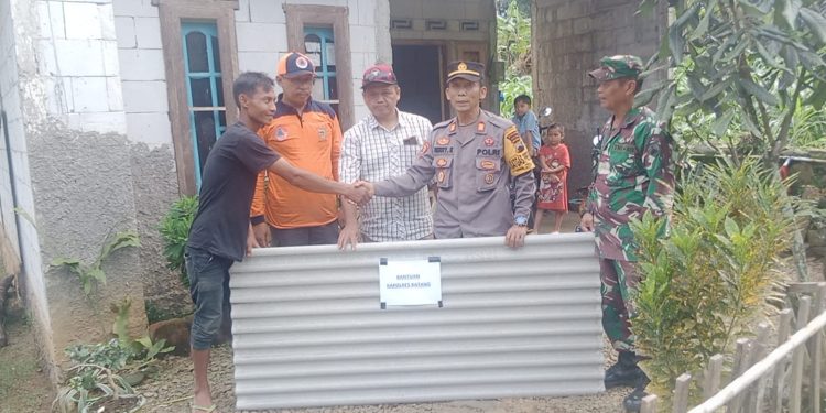 Aksi Nyata Bakti Sosial: Kapolsek Blado Serahkan Bantuan Asbes untuk Pembangunan Rumah Warga