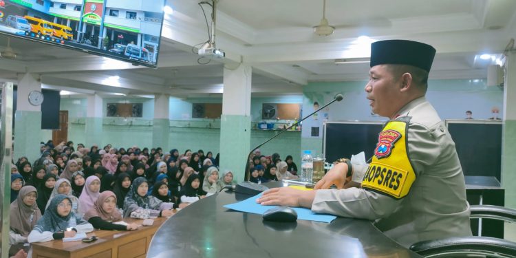Polres Nganjuk Lakukan Pendampingan atas Pengobatan Lanjutan Mbah Iksan Ke RSUD Nganjuk
