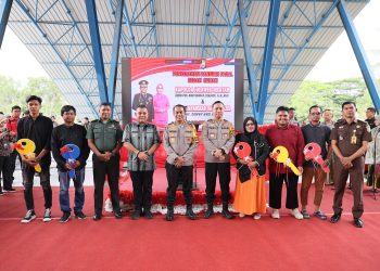 Kunjungan Kerja Kapolda Sulsel di Kab.Sinjai di Sambut Dengan Penuh Keramahan. Ribuan Paket Sembako Mengalir di Masyarakat Sebagai Wujud Kepedulian.