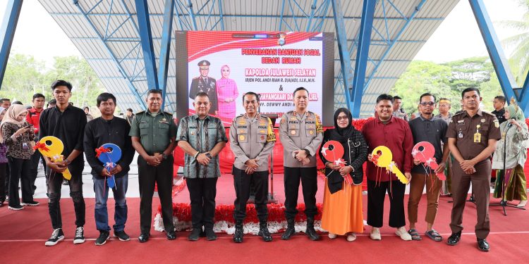 Kunjungan Kerja Kapolda Sulsel di Kab.Sinjai di Sambut Dengan Penuh Keramahan. Ribuan Paket Sembako Mengalir di Masyarakat Sebagai Wujud Kepedulian.