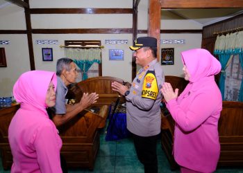 Kunjungi Anggota yang Sakit, Kapolres Ngawi Beri Motivasi dan Santunan