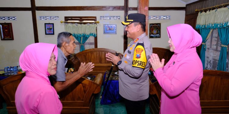 Kunjungi Anggota yang Sakit, Kapolres Ngawi Beri Motivasi dan Santunan