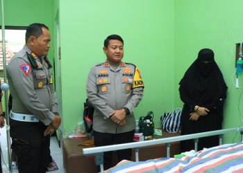 Kapolres Ngawi Bezuk Pengasuh PP Darul Arifin Curah Kalong  Bangsalsari Jember yang Alami Kecelakaan