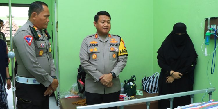 Kapolres Ngawi Bezuk Pengasuh PP Darul Arifin Curah Kalong  Bangsalsari Jember yang Alami Kecelakaan