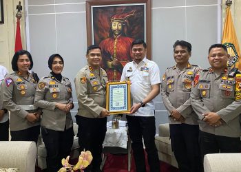 Kapolres Gowa Bersama PJU Berikan Piagam Penghargaan Kepada Bupati Gowa