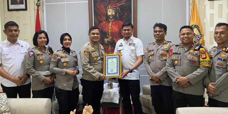Kapolres Gowa Bersama PJU Berikan Piagam Penghargaan Kepada Bupati Gowa