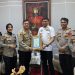 Kapolres Gowa Bersama PJU Berikan Piagam Penghargaan Kepada Bupati Gowa