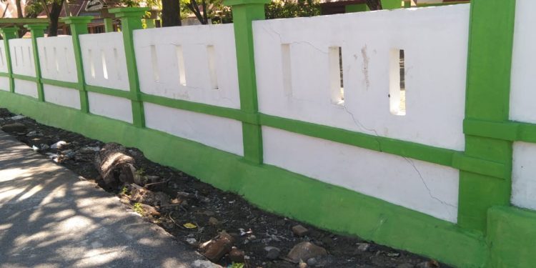Baru Dua Bulan Usai Dikerja, Proyek Pagar SDI 182 Barandasi Tamalatea Sudah Retak Retak