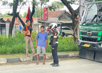 *Kabid Humas Polda Jabar : Polisi di Karawang Tegur Sopir Truk yang Parkir di Badan Jalan Bundaran Masari*