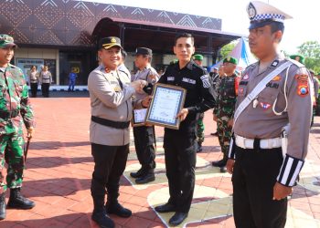 Kapolres Beri Penghargaan Kepada 30 Personel Polres, Kodim dan Masyarakat Ngawi