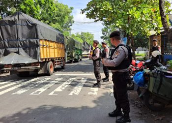 Polres Nganjuk Kawal Pendistribusian Logistik Pemilu 2024 Dari Gudang Sampai PPK guna Pastikan Keamanan.