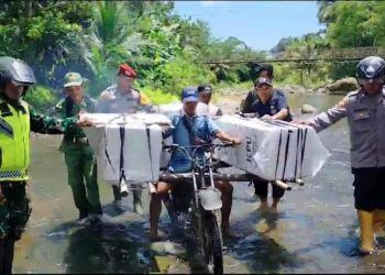 *Kabid Humas Polda Jabar : TNI Polri Menembus Jalan Terjal Demi Distribusikan Logistik Pemilu di Pedalaman Tasikmalaya*