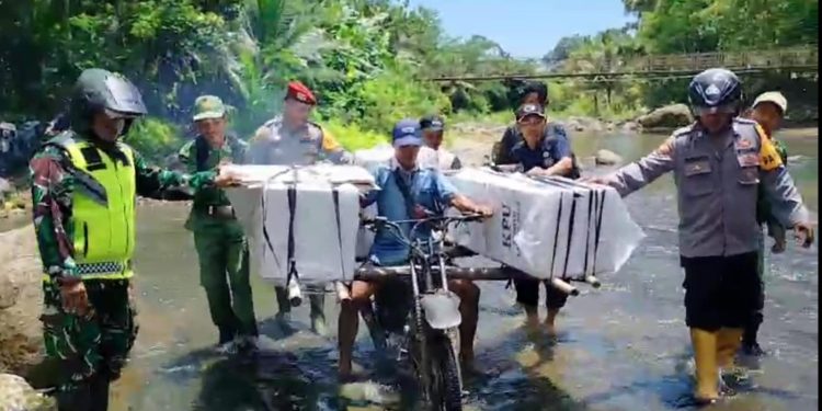 *Kabid Humas Polda Jabar : TNI Polri Menembus Jalan Terjal Demi Distribusikan Logistik Pemilu di Pedalaman Tasikmalaya*