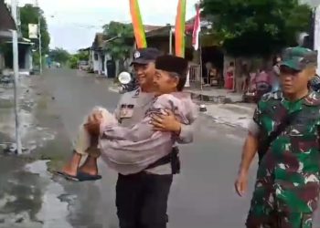 Salut, TNI – Polri di Kota Kediri Gendong Lansia ke TPS Untuk Nyoblos