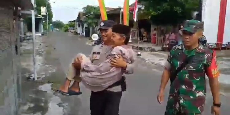 Salut, TNI – Polri di Kota Kediri Gendong Lansia ke TPS Untuk Nyoblos