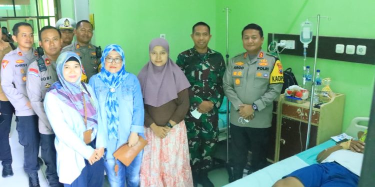 Sinergitas TNI Polri di Ngawi Kunjungi dan Beri Motivasi Petugas KPPS yang Sakit