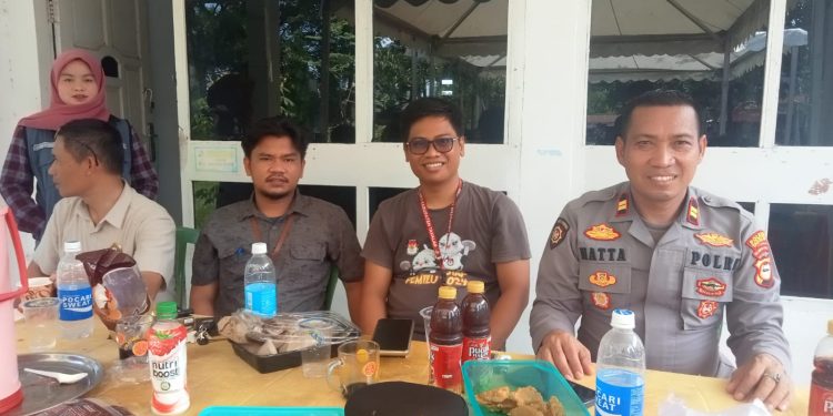 Kapolsek Galesong Utara Dampingi Kabid Labfor Polda sulsel Kawal Proses Perhitungan Suara di Kantor Kecamatan Galesong Utara takalar.