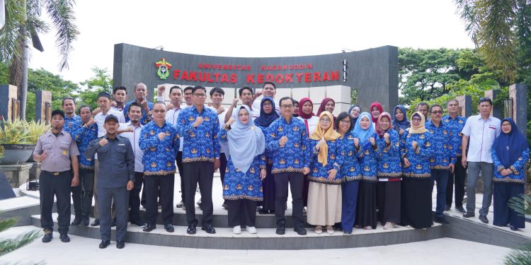 *FK UNHAS Menggelar Upacara Rutin, Rapat Koordinasi Pimpinan, serta Kunjungan Pelaksanaan Kuliah Perdana*